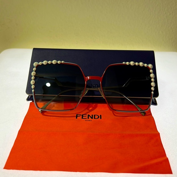 Fendi sunglasses, new with box. - Picture 6 of 11